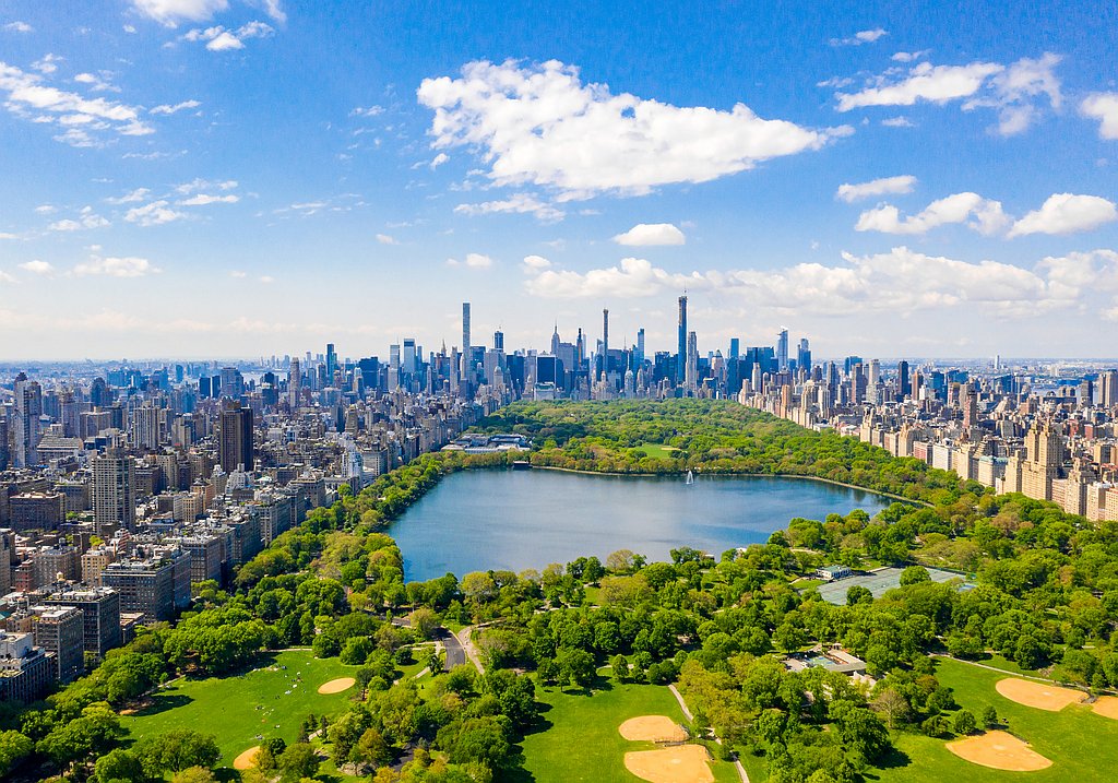 Worldwide travel with IQ Incoming: skyline of New York City and Central Park